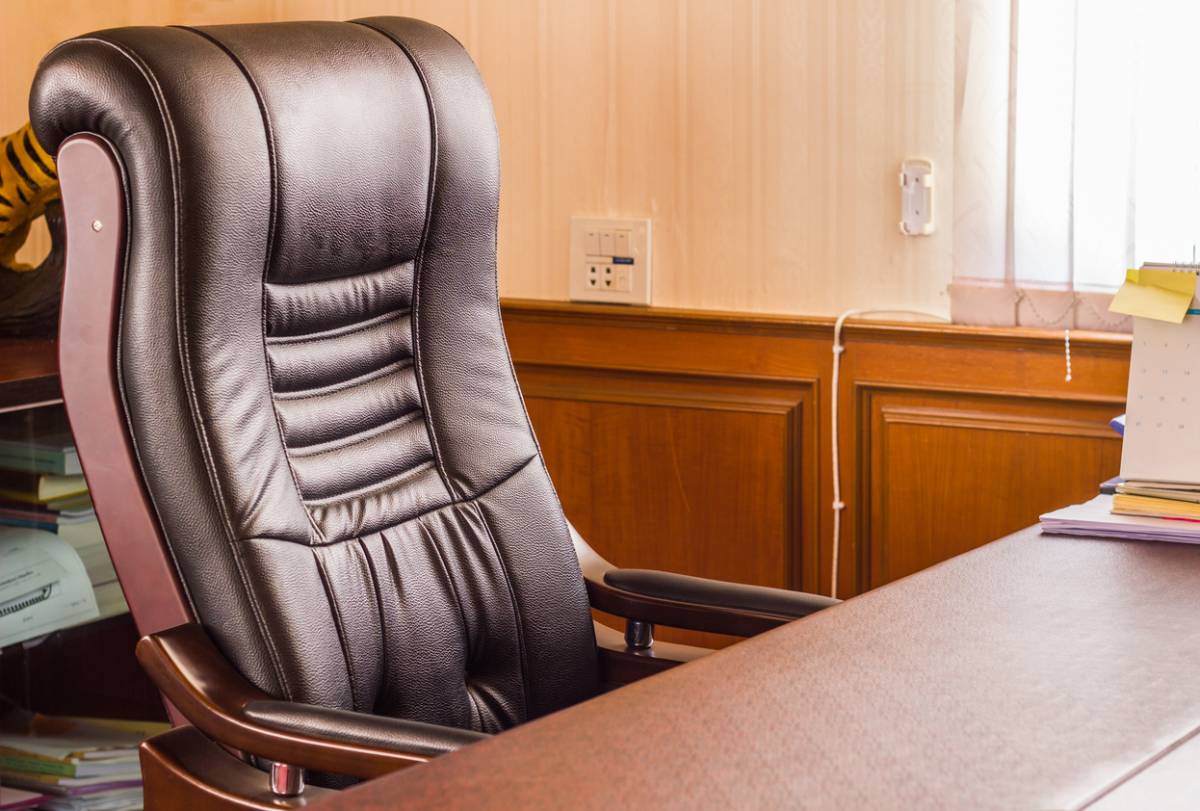 featured image for office chair versus executive chairs